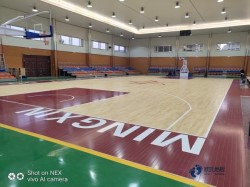 ѧУ���򳡵�ľ�ذ�ʩ����