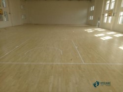 ѧУ���򳡹ݵذ�ĺ�ˮ��